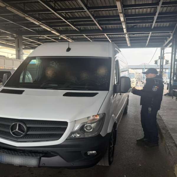 Depistat la controlul de frontieră, la volan, fără drept de a conduce