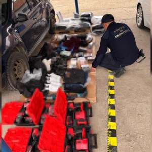 Produse susceptibile a fi contrafăcute, estimate la 12.000 de lei, descoperite de polițiștii de frontieră sătmăreni