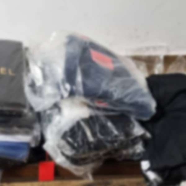 Articole vestimentare susceptibile a fi contrafăcute, &icirc;n valoare de 30.000 de lei, confiscate de poliţiştii de frontieră la Mangalia