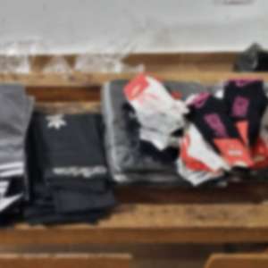 Articole vestimentare susceptibile a fi contrafăcute, în valoare de 30.000 de lei, confiscate de poliţiştii de frontieră la Mangalia