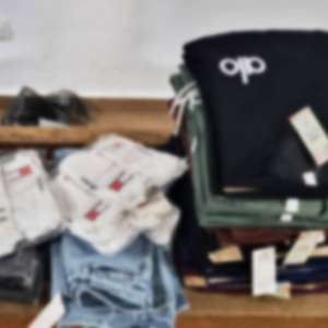 Articole vestimentare susceptibile a fi contrafăcute, în valoare de 30.000 de lei, confiscate de poliţiştii de frontieră la Mangalia