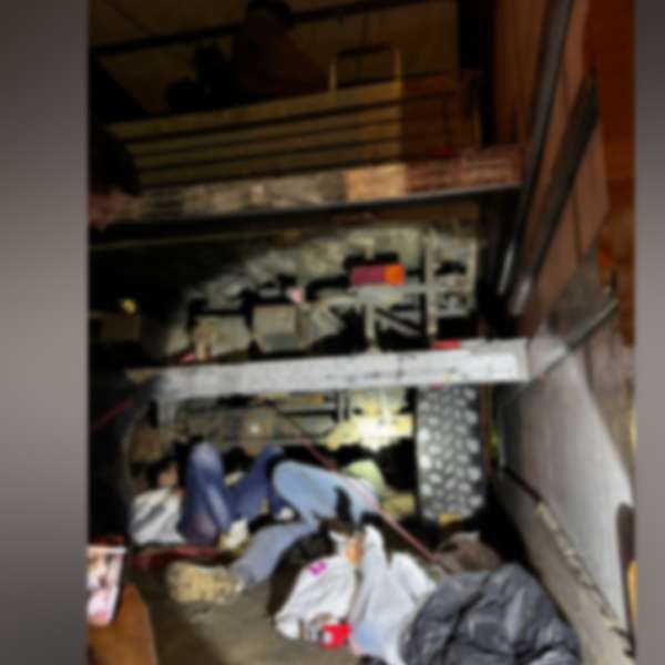 21 de cetățeni străini descoperiți ascunși  &icirc;ntr-un ansamblu rutier  la Calafat