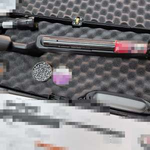 Armă cu aer comprimat şi 200 de bucăţi de proiectile descoperite, într-un colet, de poliţiştii de frontieră de la Aeroportul Cluj