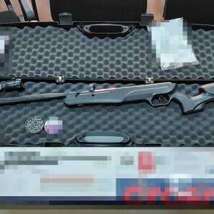 Armă cu aer comprimat şi 200 de bucăţi de proiectile descoperite, într-un colet, de poliţiştii de frontieră de la Aeroportul Cluj