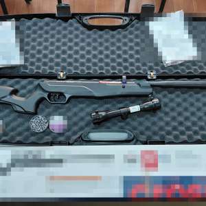 Armă cu aer comprimat şi 200 de bucăţi de proiectile descoperite, într-un colet, de poliţiştii de frontieră de la Aeroportul Cluj