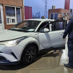 Autoturism clonă, în valoare de 100.000 de lei, furat din Italia reținut la Stânca