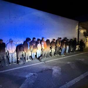 16 migranți din Irak și Siria, descoperiți ascunși într-un automarfar la Nădlac