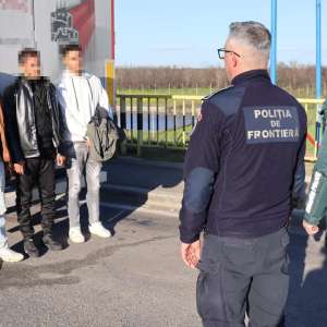 Trei cetățeni egipteni depistați ascunși într-un autocamion, încărcat cu role de aluminiu, la Calafat