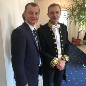 Am scris 24 de ani despre alții. Acum scriu despre mine.