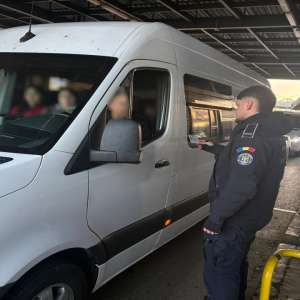 Transportul de documente false constituie infracţiune