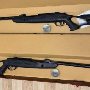 Arme cu aer comprimat şi 400 de bucăţi de proiectile descoperite într-un colet, de poliţiştii de frontieră de la Aeroportul Cluj