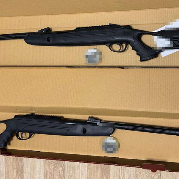 Arme cu aer comprimat şi 400 de bucăţi de proiectile descoperite &icirc;ntr-un colet, de poliţiştii de frontieră de la Aeroportul Cluj