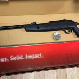 Arme cu aer comprimat şi 400 de bucăţi de proiectile descoperite într-un colet, de poliţiştii de frontieră de la Aeroportul Cluj