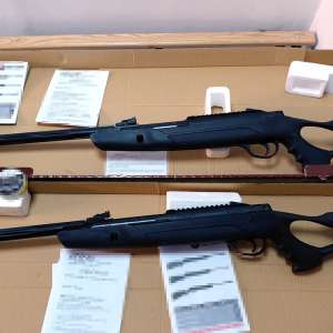 Arme cu aer comprimat şi 400 de bucăţi de proiectile descoperite într-un colet, de poliţiştii de frontieră de la Aeroportul Cluj