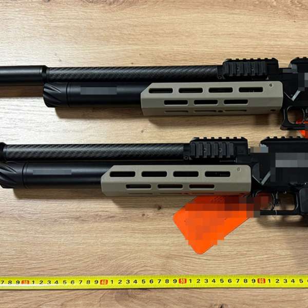 Arme cu aer comprimat descoperite &icirc;n colete la Aeroportul Henri Coandă