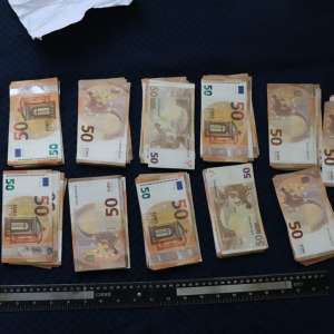 Percheziții domiciliare la Poienile de Sub Munte – cetățean român reținut pentru trafic de migranţi