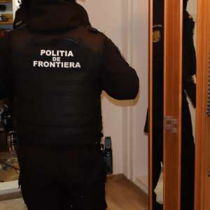 Percheziții domiciliare la Poienile de Sub Munte – cetățean român reținut pentru trafic de migranţi