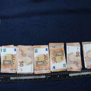 Percheziții domiciliare la Poienile de Sub Munte – cetățean român reținut pentru trafic de migranţi