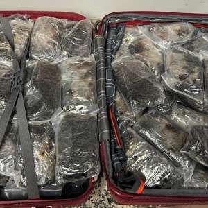 Aproximativ 80.000 de țigarete şi 20 kg de tutun, descoperite în bagajele a doi pasageri la Aeroportul Otopeni