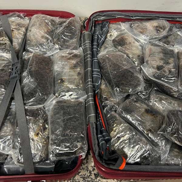 Aproximativ 80.000 de țigarete şi 20 kg de tutun, descoperite &icirc;n bagajele a doi pasageri la Aeroportul Otopeni