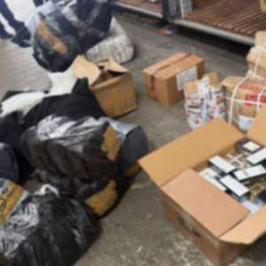 ACŢIUNI BLITZ: mii de bunuri contrafăcute și țigarete fără documente legale, descoperite de polițiștii de frontieră