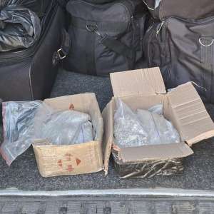 Argint în valoare de peste 155.000 lei, descoperit într-un microbuz la PTF Halmeu