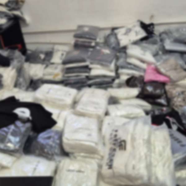 Aproximativ 10.000 de bunuri contrafăcute, &icirc;n valoare de peste 2,5 milioane lei, scoase din circuitul ilegal de polițiștii de frontieră