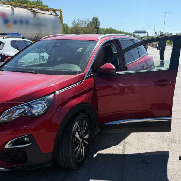 Un autoturism și două autoutilitare, &icirc;n valoare de 500.000 de lei,  căutate de autorităţile olandeze și belgiene, depistate de polițiștii de frontieră