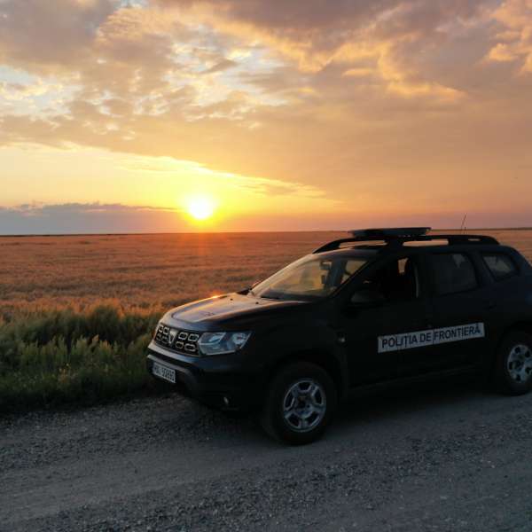 Trei cetățeni străini fără documente, depistați &icirc;ntr-un autoturism de polițiștii de frontieră rom&acirc;ni și bulgari