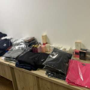 Articole vestimentare, de marochinărie și parfumuri susceptibile a fi contrafăcute, în valoare de aproximativ 190.000 de lei, confiscate de poliţiştii de frontieră la Mangalia