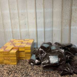 Contrabandă cu tutun la Aeroportul Otopeni: sute de pachete de țigări și tutun vrac, descoperite în cutii de dulciuri și electronice