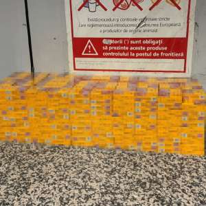 Contrabandă cu tutun la Aeroportul Otopeni: sute de pachete de țigări și tutun vrac, descoperite în cutii de dulciuri și electronice