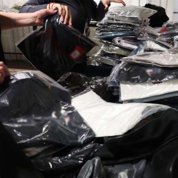 Sute de articole contrafăcute și 3.200 de țigarete, descoperite &icirc;n bagajele a patru pasageri la Aeroportul Otopeni