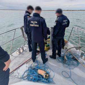 Polițiștii de frontieră au salvat 17 sturioni prinși în plase ilegale pe Marea Neagră