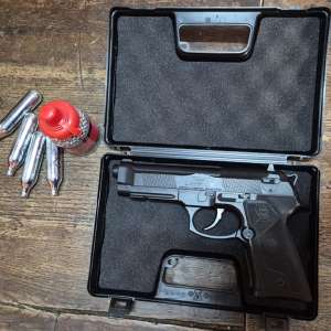 Armă cu aer comprimat și accesorii, descoperite de către poliţiştii de frontieră de la Nădlac