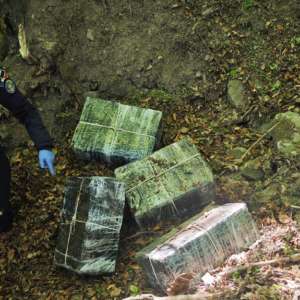 Percheziții în Maramureș într-un dosar de contrabandă: țigări camuflate în vegetație și mobilier