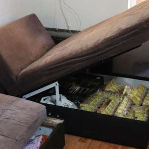 Percheziții în Maramureș într-un dosar de contrabandă: țigări camuflate în vegetație și mobilier