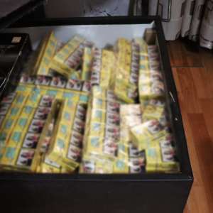 Percheziții în Maramureș într-un dosar de contrabandă: țigări camuflate în vegetație și mobilier