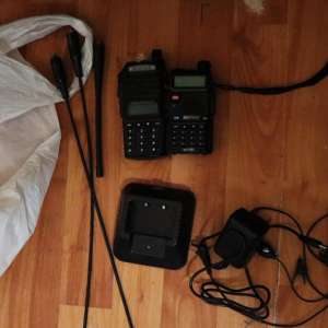 Percheziții în Maramureș într-un dosar de contrabandă: țigări camuflate în vegetație și mobilier