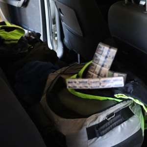 Percheziții în Maramureș într-un dosar de contrabandă: țigări camuflate în vegetație și mobilier