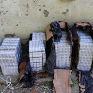 Percheziții în Maramureș într-un dosar de contrabandă: țigări camuflate în vegetație și mobilier