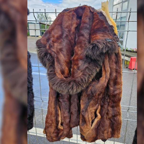 Haine din blană de nurcă și blănuri de șinșilă, descoperite la intrarea &icirc;n țară