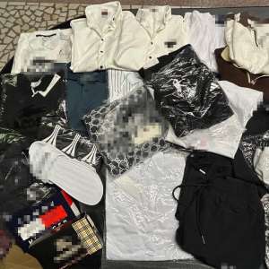 Articole vestimentare, accesorii şi suplimente alimentare susceptibile a fi contrafăcute, descoperite de poliţiştii de frontieră la Nădlac