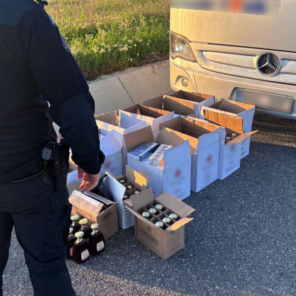 Surprize la controlul polițiștilor de frontieră: autocar plin cu alcool fără documente