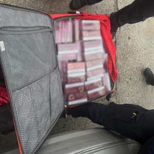 Acțiuni BLITZ: peste 100.000 de țigarete ascunse, unele pe corpul unui cetățean român, și bunuri susceptibile a fi contrafăcute scoase din circuitul ilegal de polițiștii de frontieră