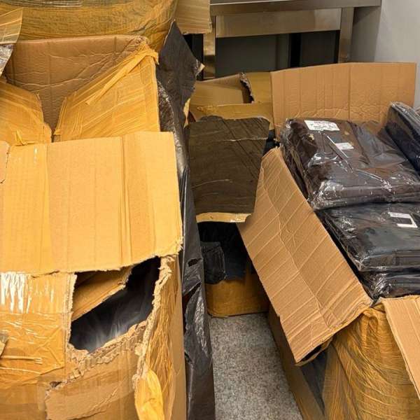 Articole vestimentare susceptibile a fi contrafăcute, în valoare de aproximativ un milion de lei, confiscate de către poliţiştii de frontieră constănțeni