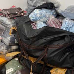 Articole vestimentare susceptibile a fi contrafăcute, în valoare de aproximativ un milion de lei, confiscate de către poliţiştii de frontieră constănțeni