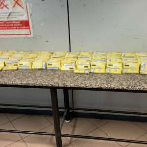 Peste 67.000 de țigarete şi 21 kg de tutun, descoperite în bagajele a şase persoane pe Aeroportul Otopeni
