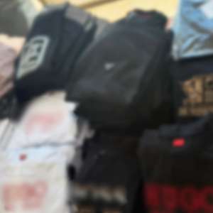 Peste 100 de articole vestimentare și parfumuri, în valoare de peste 100.000 de lei, confiscate de poliţiştii de frontieră la Mangalia