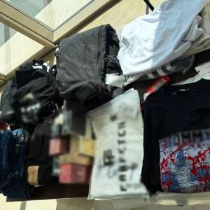Peste 100 de articole vestimentare și parfumuri, în valoare de peste 100.000 de lei, confiscate de poliţiştii de frontieră la Mangalia